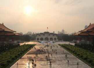 Yat Kaptanı Maaşı: Lüks Denizcilik ve Tekne Yönetimi Gelirleri Yat Kaptanı Maaşı: Lüks Denizcilik ve Tekne Yönetimi Gelirleri